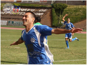 Sesma celebrando un gol